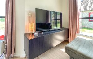 TV tai viihdekeskus majoituspaikassa Stunning Home In Ewijk With Kitchen