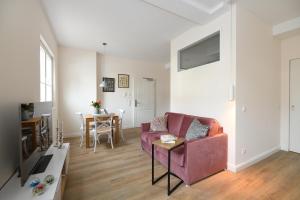 a living room with a couch and a table at Das schiefe Haus Wohnung Starkenburg in Heppenheim an der Bergstrasse