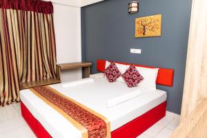 1 dormitorio con 1 cama con paredes rojas y azules en The G Ten Holiday Inn en Hulhumale