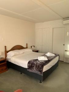 Säng eller sängar i ett rum på Robertson Country Motel