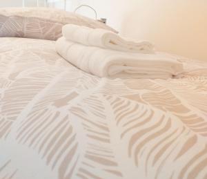 uma cama com duas toalhas em cima em Made in You - Oporto Rooms no Porto