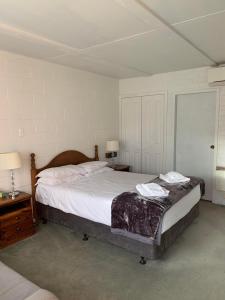 a bedroom with a large bed and a table and lamp at Robertson Country Motel in Robertson