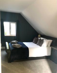 Łóżko lub łóżka w pokoju w obiekcie Oakworth Lodge - New self contained studio
