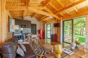 - un salon avec un canapé et une table dans l'établissement Villa Prendal Eco Living - Minho's Guest, à Guimarães