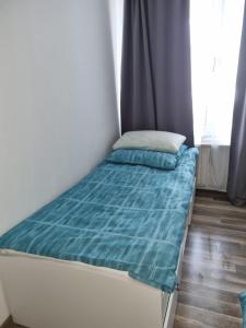 a bed in a room with a green comforter at Maria Apartment in Wolfsburg