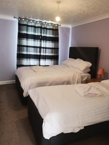 - une chambre avec 2 lits et une fenêtre dans l'établissement Spacious Entire Flat,1D, à Great Yarmouth