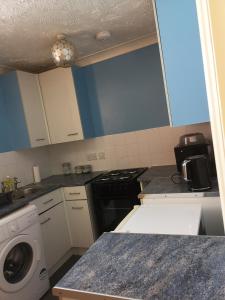a kitchen with a washing machine and a washer at Spacious Entire Flat,1D in Great Yarmouth