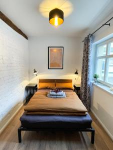 1 dormitorio con cama y pared de ladrillo en stilvolle, zentrale Ferienwohnung Bocksbruecke mit Parkplatz, en Salzwedel