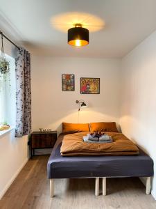 una camera con un letto di stilvolle, zentrale Ferienwohnung Bocksbruecke mit Parkplatz a Salzwedel