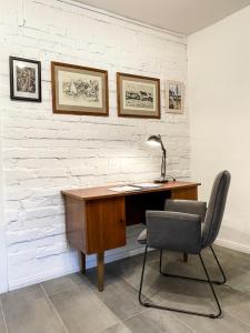 a desk with a lamp and a chair in a room at stilvolle, zentrale Ferienwohnung Bocksbruecke mit Parkplatz in Salzwedel