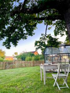 La Grange 1743 : طاولة نزهة في العشب تحت شجرة