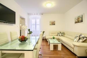 TV a/nebo společenská místnost v ubytování Old town Dubrovnik R&C apartment