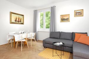 een woonkamer met een bank en een tafel bij Apartament Ada in Sopot