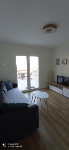 un salon avec un lit et une table dans l'établissement Charmant appartement avec vue sur le château de Peniscola, à Peñíscola