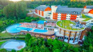 uma vista aérea de um edifício com piscina em Golden Gramado Resort em Gramado