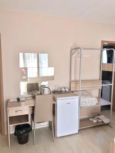 Habitación con escritorio y litera en Guest House Dimitrije en Niska Banja