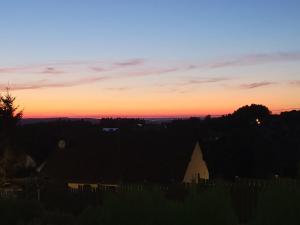 HeidenburgにあるSchöne gemütliche Ferienwohnung im Hunsrückの前景の建物のある村の夕日