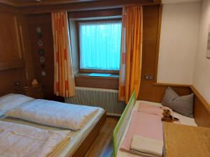 Postel nebo postele na pokoji v ubytování Zillertal Apartment mit Traumausblick - Haus Kirchler