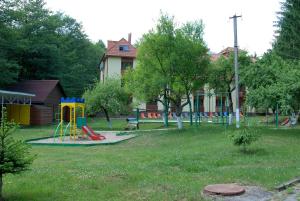 un parque con parque infantil y equipo de juegos en Sanatoriy Karpatia, en Shayan