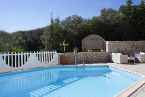 Bazén v ubytovaní Viaros Hotel Apartments alebo v jeho blízkosti
