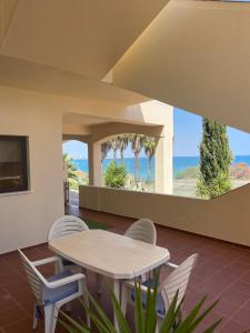 ein Esszimmer mit Tisch und Stühlen und dem Meer in der Unterkunft Lagos Sea View Apartment in Lagos