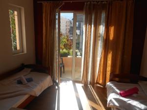 1 Schlafzimmer mit 2 Betten und einem Fenster mit Aussicht in der Unterkunft Villa Iva in Skopje