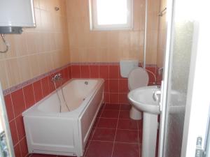 y baño con bañera, aseo y lavamanos. en Villa Iva en Skopje