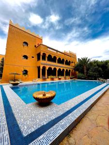 Hotel Kasbah Lamrani内部或周边的泳池