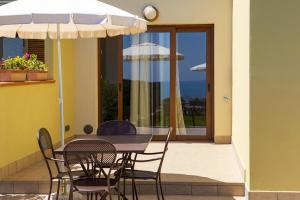 Balkoni atau teres di Giuvra Garden House
