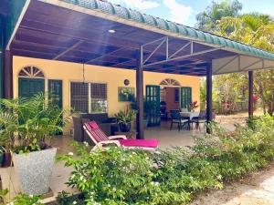 MeerzorgAkka的一个带顶棚、沙发和桌子的庭院