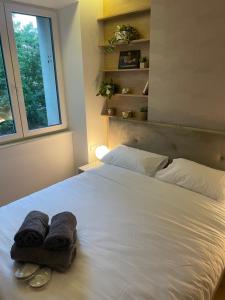 Un dormitorio con una cama blanca con toallas. en CRYSTAL CAVE Apartment en Wieliczka