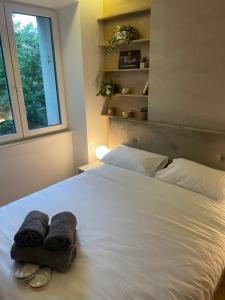 Posteľ alebo postele v izbe v ubytovaní CRYSTAL CAVE Apartment