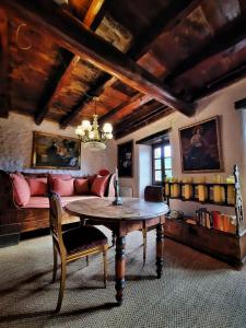 - un salon avec un canapé et une table dans l'établissement L' Antiga Cadarnera, à Bor