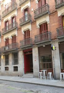 un edificio con mesas y sillas en una calle de la ciudad en Gran Vía. Salud. Puerta del Sol. Callao., en Madrid