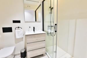 un baño con lavabo y ducha en Gran Vía. Salud. Puerta del Sol. Callao., en Madrid 29 fotos más