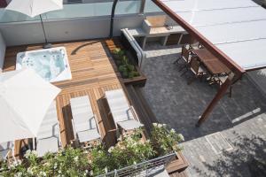 una vista aérea de una terraza con piscina en Villa Danex Premium, en Umag
