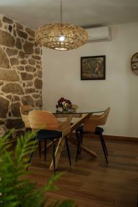 a dining room with a table and chairs and a chandelier at Casa de Campo Gracinda in Tourém +41 photos