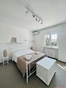 een witte kamer met een bed en een tafel bij Villa Bella Luna with Pool - Puglia Mia Apartments in Monopoli