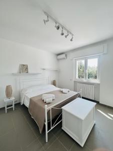 biały pokój z łóżkiem i stołem w obiekcie Villa Bella Luna with Pool - Puglia Mia Apartments w mieście Monopoli +30 zdjęć