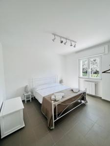een witte slaapkamer met een bed en een tafel bij Villa Bella Luna with Pool - Puglia Mia Apartments in Monopoli