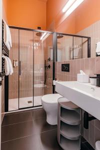 e bagno con servizi igienici, lavandino e doccia. di Hotel Priori Secret Garden a Perugia