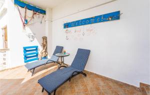 ルンにあるGorgeous Home In Lun With Wifiの部屋に椅子2脚とテーブル1台 +29枚の写真