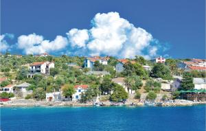 ルンにあるGorgeous Home In Lun With Wifiの家と水のある丘の上の町