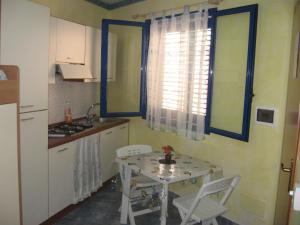 Kuchyň nebo kuchyňský kout v ubytování Il Gabbiano Blu - Monolocale Giallo