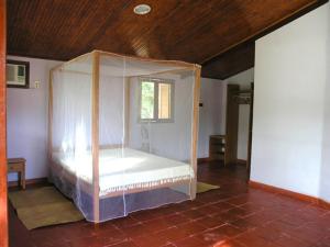 a bedroom with a canopy bed in a room at Sitio da Calma in Gamela