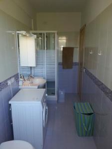 CampofiloneにあるLa casa di Tamaraのバスルーム(洗面台、トイレ、シャワー付)