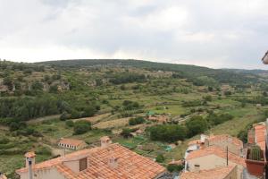 una vista de un pueblo con una colina en el fondo en Casa Rústica en Villafranca del Cid con vistas a la montaña "Els Arenals", en Villafranca del Cid