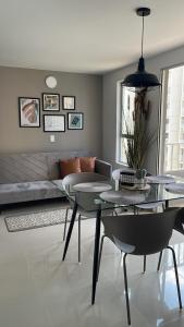 sala de estar con mesa de cristal y sofá en LD House luxury, en Cali