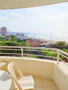 balcón con silla y vistas a la playa en Suites Marbensa, Malecón de Atacames, en Atacames