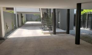 馬德普拉塔的住宿－departamento San Carlos，一座有螺旋楼梯的建筑的空走廊